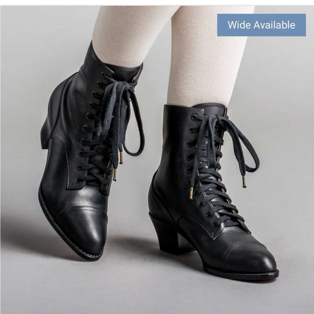 Beautiful American Duchess Paris boots size 6